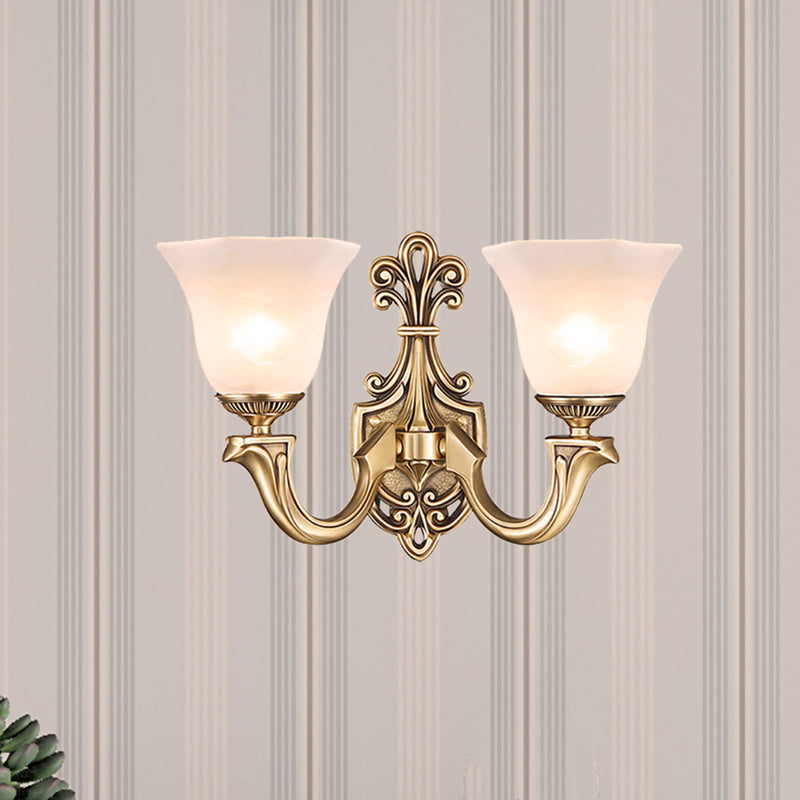 Frendorf | 1/2 Bulbs Trumpet Wandleuchte Tradition Opalglas Wandbeleuchtung mit gebogenem Arm aus Messing