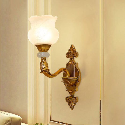 Frendorf | 1/2-Birnen Florale Wandlichtleuchte Klassischer Stil Milchglas Wandleuchte mit Messing geschnitztem Rückenteil