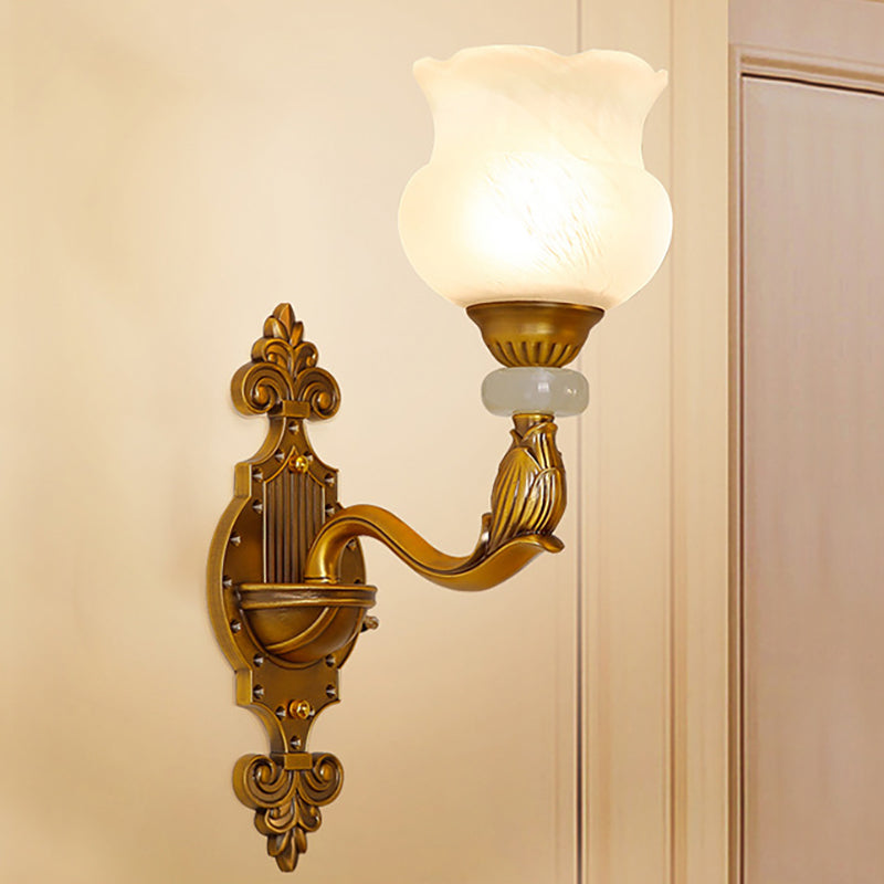 Frendorf | 1/2-Birnen Florale Wandlichtleuchte Klassischer Stil Milchglas Wandleuchte mit Messing geschnitztem Rückenteil