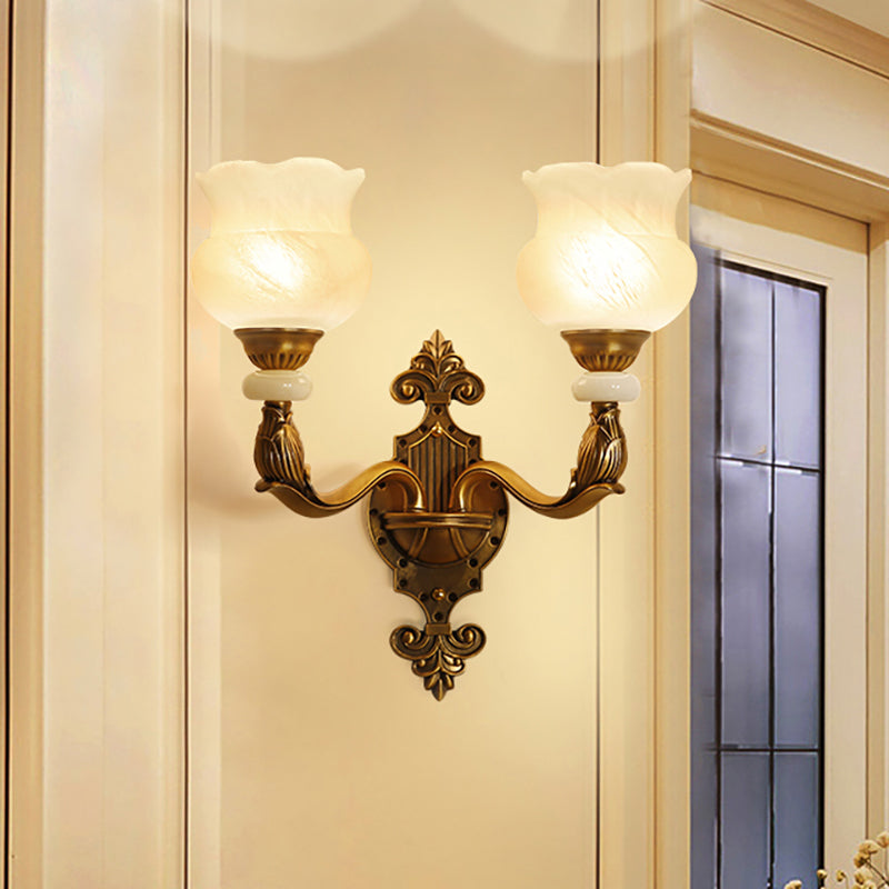 Frendorf | 1/2-Birnen Florale Wandlichtleuchte Klassischer Stil Milchglas Wandleuchte mit Messing geschnitztem Rückenteil