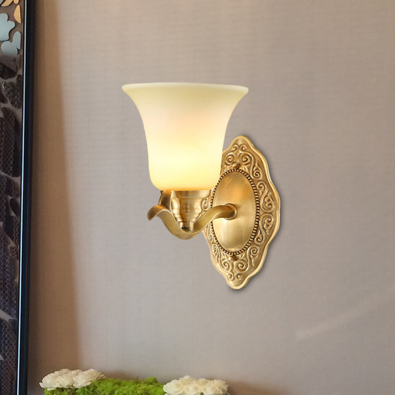 Frendorf | Traditionele klokkenvorm wandverlichting 1/2-licht gematteerd glas wandlamp met gouden metalen arm