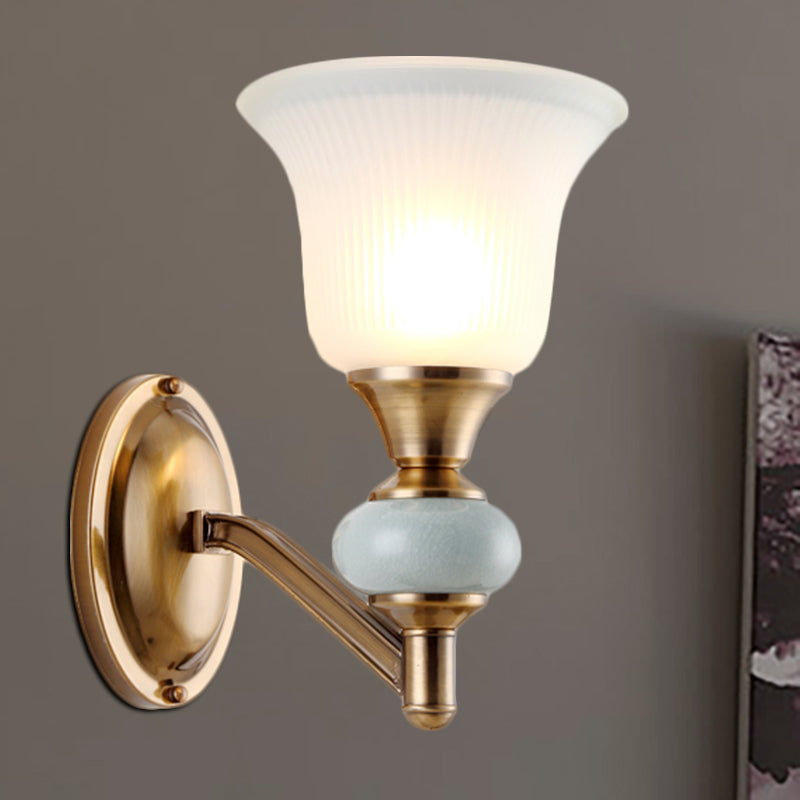 Frendorf | 1/2-Head Wandleuchte mit Glockenschirm Mattglas Vintage Schlafzimmer Wandleuchte in Messing