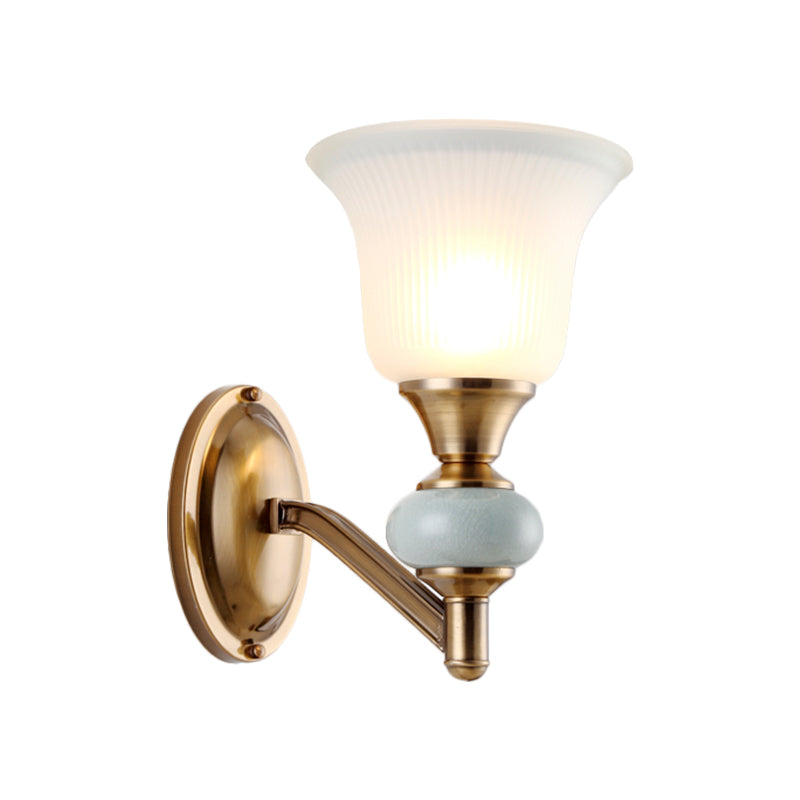 Frendorf | 1/2-Head Wandleuchte mit Glockenschirm Mattglas Vintage Schlafzimmer Wandleuchte in Messing
