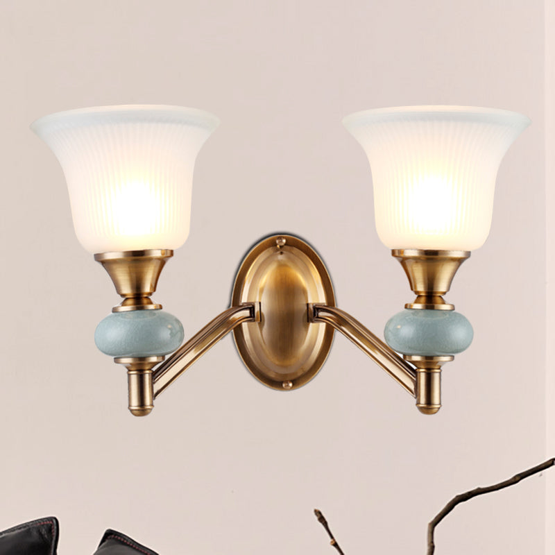 Frendorf | 1/2-Head Wandleuchte mit Glockenschirm Mattglas Vintage Schlafzimmer Wandleuchte in Messing