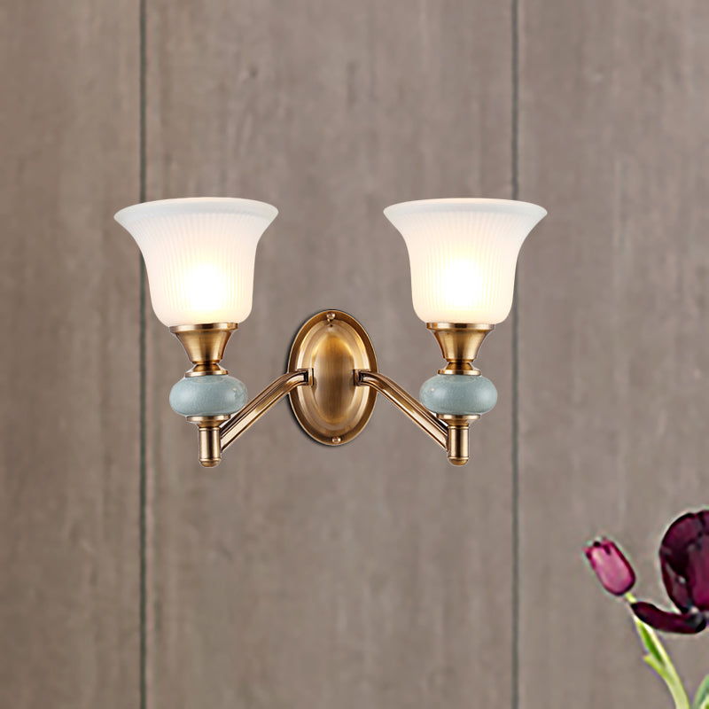 Frendorf | 1/2-Head Wandleuchte mit Glockenschirm Mattglas Vintage Schlafzimmer Wandleuchte in Messing
