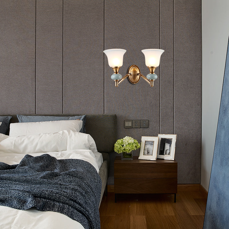 Frendorf | 1/2-Head Wandleuchte mit Glockenschirm Mattglas Vintage Schlafzimmer Wandleuchte in Messing