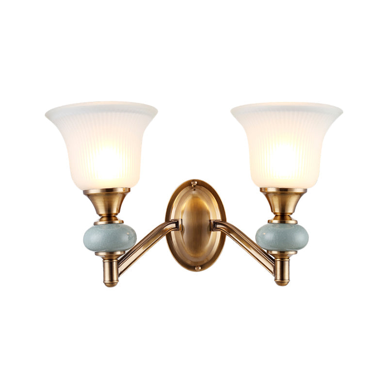 Frendorf | 1/2-Head Wandleuchte mit Glockenschirm Mattglas Vintage Schlafzimmer Wandleuchte in Messing
