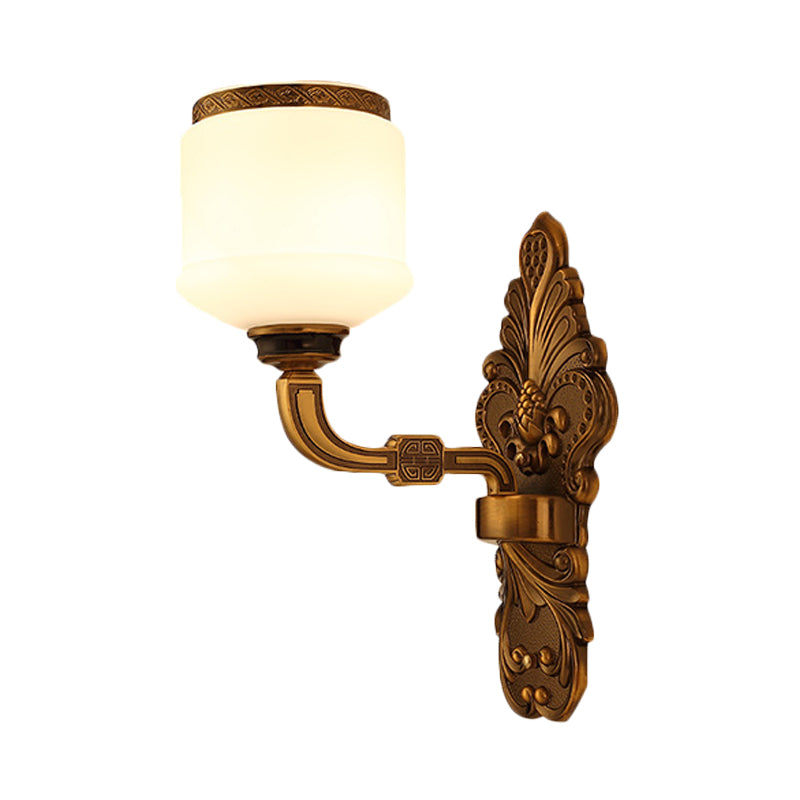 Frendorf | 1/2-Licht Wandmontageverlichting Vintage Stil Trommel Shade Witte Glazen Wandlamp in Messing