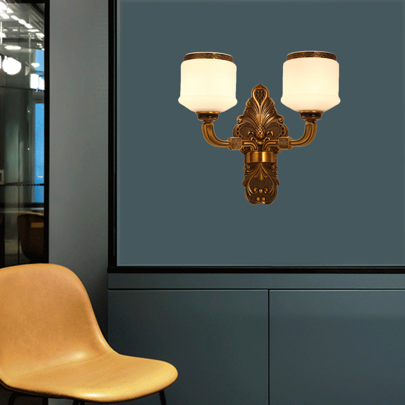 Frendorf | 1/2-Licht Wandmontageverlichting Vintage Stil Trommel Shade Witte Glazen Wandlamp in Messing
