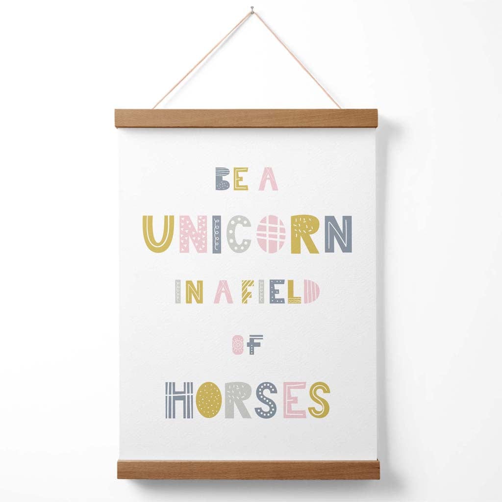 Niedliches Be a Unicorn Pink Scandi Zitat Poster mit Aufhänger