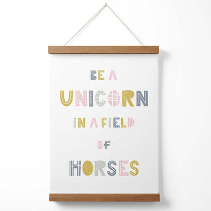 Niedliches Be a Unicorn Pink Scandi Zitat Poster mit Aufhänger