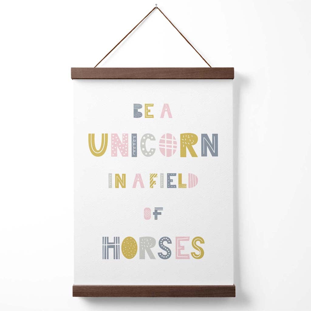 Niedliches Be a Unicorn Pink Scandi Zitat Poster mit Aufhänger