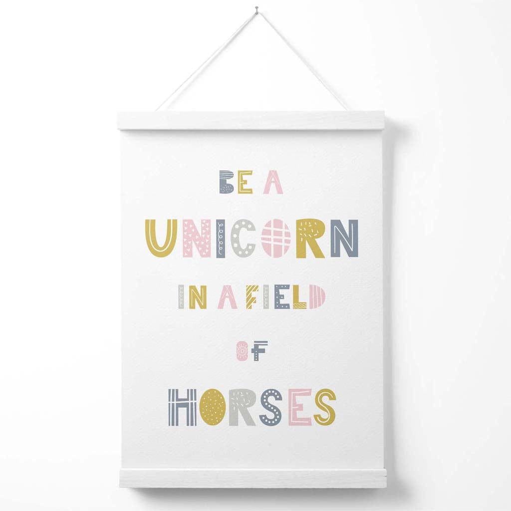 Niedliches Be a Unicorn Pink Scandi Zitat Poster mit Aufhänger