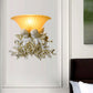 Frendorf | Geschwungene Frosted Glas Wandlampe Retro Stil 1-Licht Gelbe Flush Wandlampe mit Pink/Beige Rosen Details
