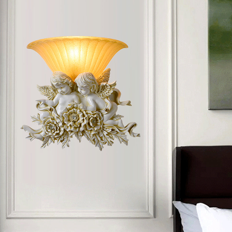 Frendorf | Geschwungene Frosted Glas Wandlampe Retro Stil 1-Licht Gelbe Flush Wandlampe mit Pink/Beige Rosen Details