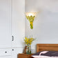 Frendorf | 1-Head Frosted Glass Wandleuchte Modern Weiße Schmale Wandlampe mit Gelb/Pink Gypsophila Blumenarrangement Element