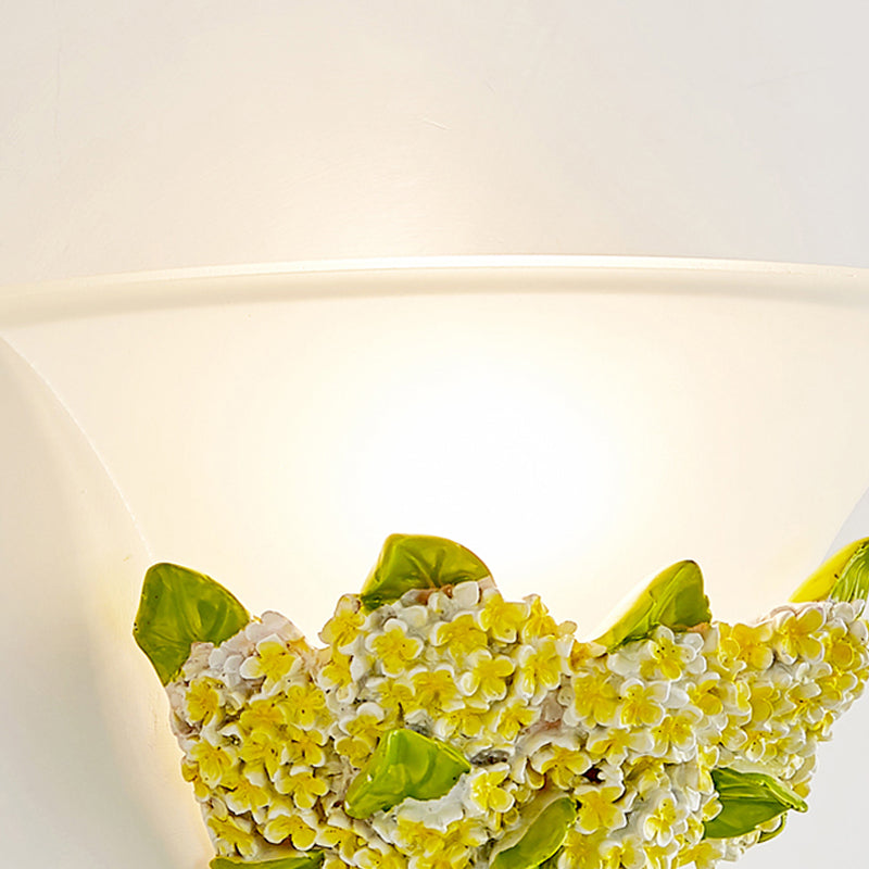 Frendorf | 1-Head Frosted Glass Wandleuchte Modern Weiße Schmale Wandlampe mit Gelb/Pink Gypsophila Blumenarrangement Element