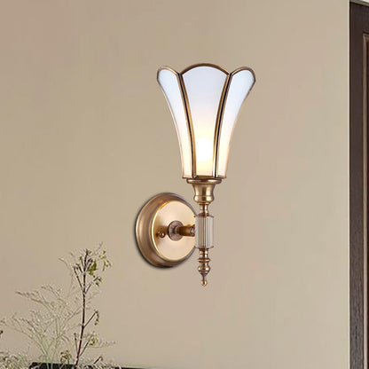 Frendorf | Messing 1-Licht Wandleuchte Sconces Traditionelle Metall Blumen Wandmontierte Lampe mit Milch Phase Glas Schirm
