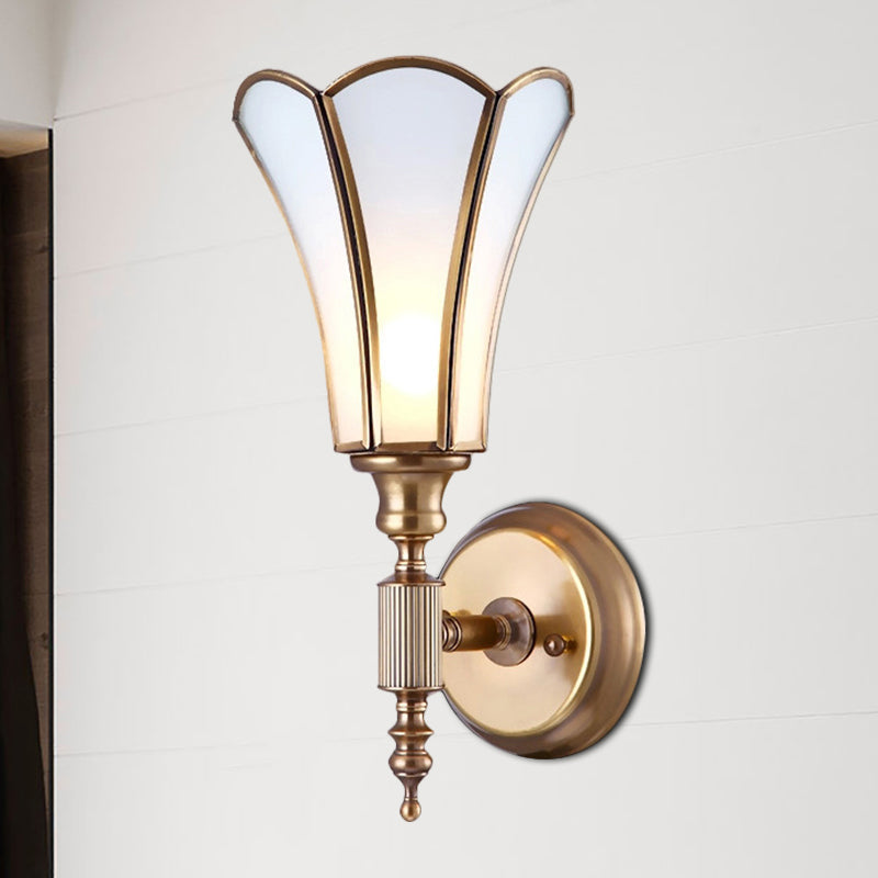 Frendorf | Messing 1-Licht Wandleuchte Sconces Traditionelle Metall Blumen Wandmontierte Lampe mit Milch Phase Glas Schirm