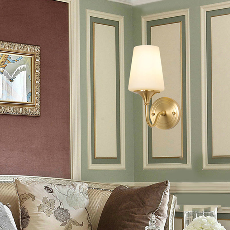 Frendorf | 1/2-bowl kegelvormige schaduw wandlamp hedendaagse stijl witte glazen wandkandelaar verlichting in brons voor slaapkamer