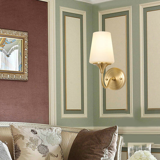Frendorf | 1/2-bowl kegelvormige schaduw wandlamp hedendaagse stijl witte glazen wandkandelaar verlichting in brons voor slaapkamer