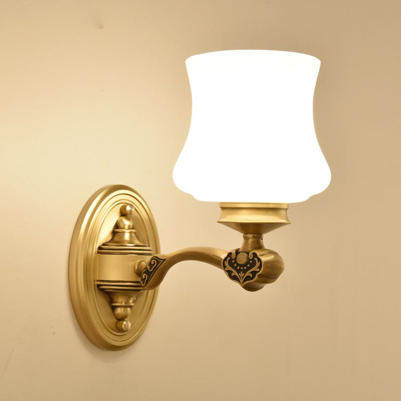 Frendorf | 1/2-Kopf Wandmontage Beleuchtung Vintage Stil Glocken Schatten Weißes Glas Wandleuchte in Messing für das Wohnzimmer
