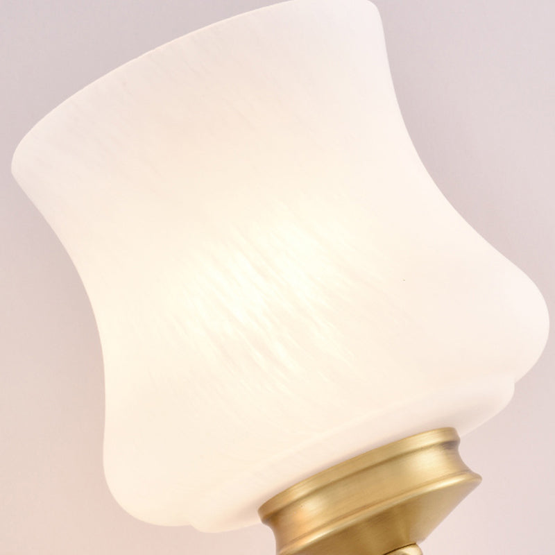 Frendorf | 1/2-Kopf Wandmontage Beleuchtung Vintage Stil Glocken Schatten Weißes Glas Wandleuchte in Messing für das Wohnzimmer