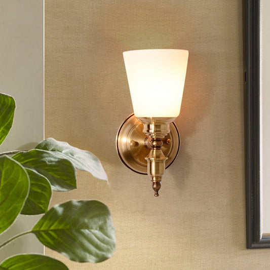 Frendorf | 1-Head Wandleuchte mit Kegel-Schatten Weißes Glas Modernistische Stil Schlafzimmer Wandleuchte in Gold