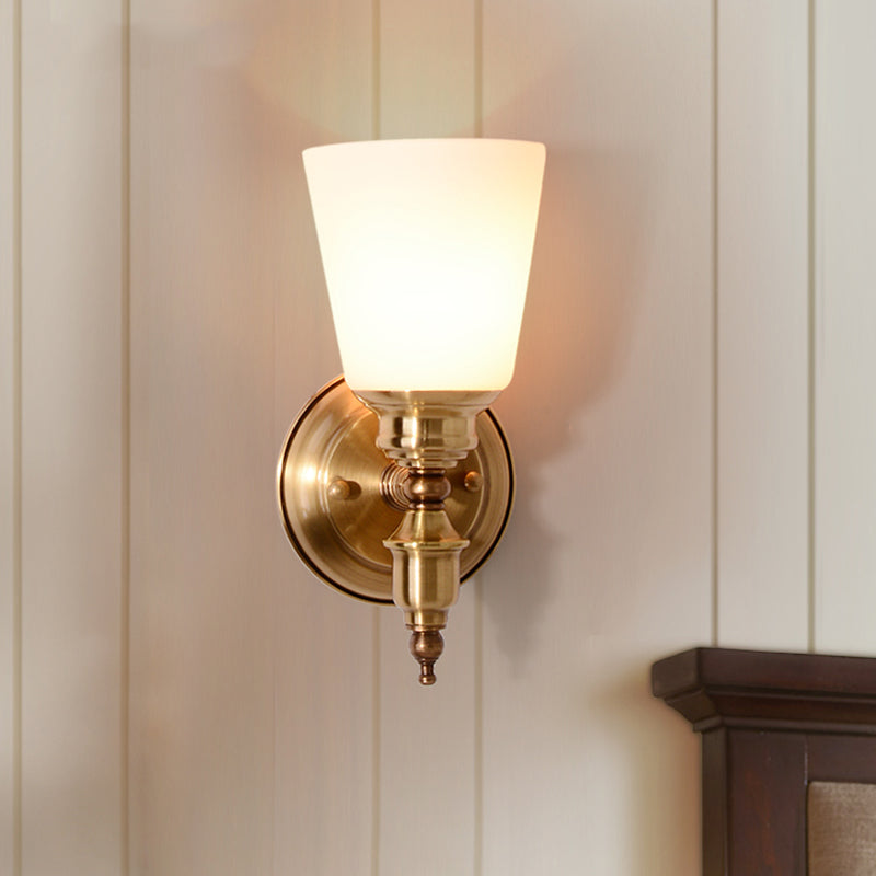 Frendorf | 1-Head Wandleuchte mit Kegel-Schatten Weißes Glas Modernistische Stil Schlafzimmer Wandleuchte in Gold