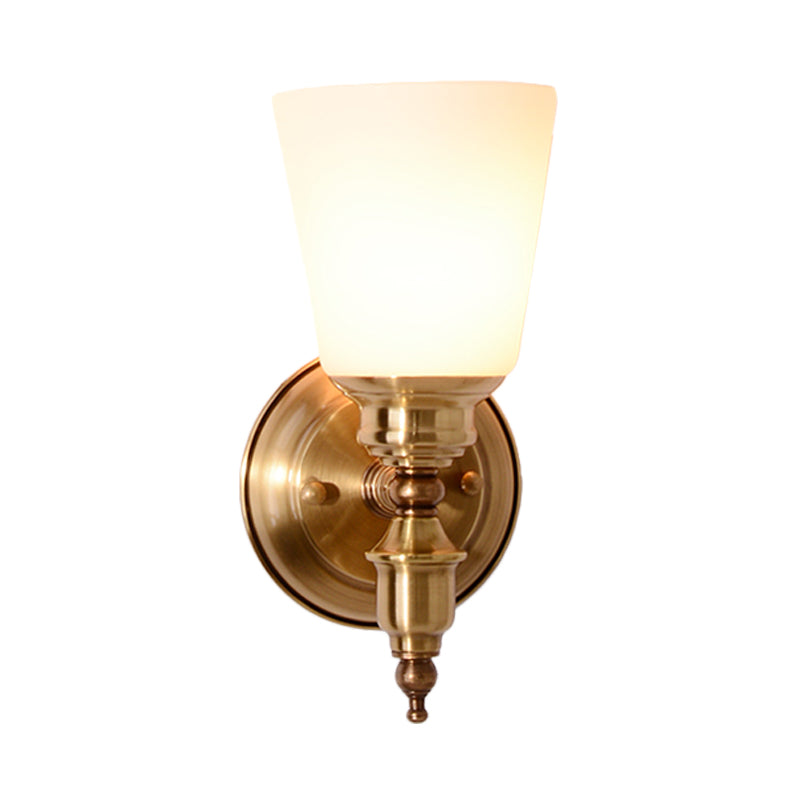 Frendorf | 1-Head Wandleuchte mit Kegel-Schatten Weißes Glas Modernistische Stil Schlafzimmer Wandleuchte in Gold