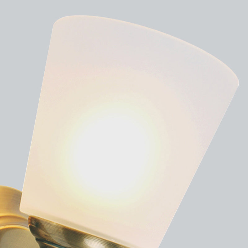 Frendorf | 1-Head Wandleuchte mit Kegel-Schatten Weißes Glas Modernistische Stil Schlafzimmer Wandleuchte in Gold
