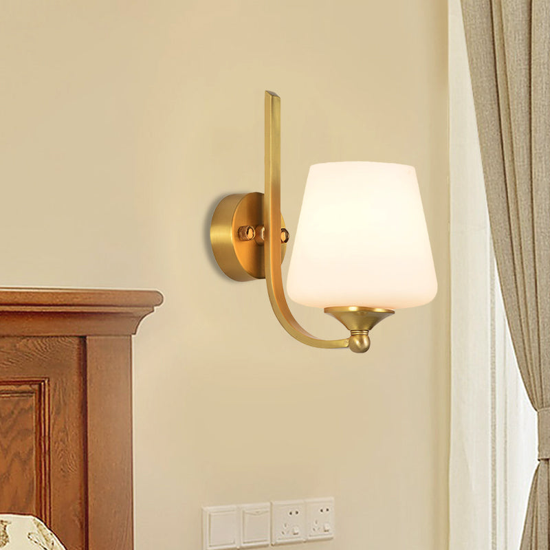 Frendorf | 1 Glühbirnen Wandleuchte mit konischem Schirm Milchglas Moderne stilvolle Schlafzimmer Wandlampe aus Messing