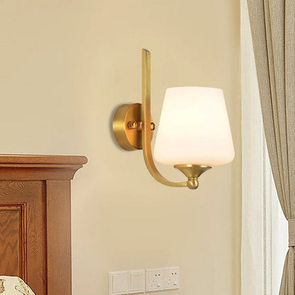 Frendorf | 1 Glühbirnen Wandleuchte mit konischem Schirm Milchglas Moderne stilvolle Schlafzimmer Wandlampe aus Messing