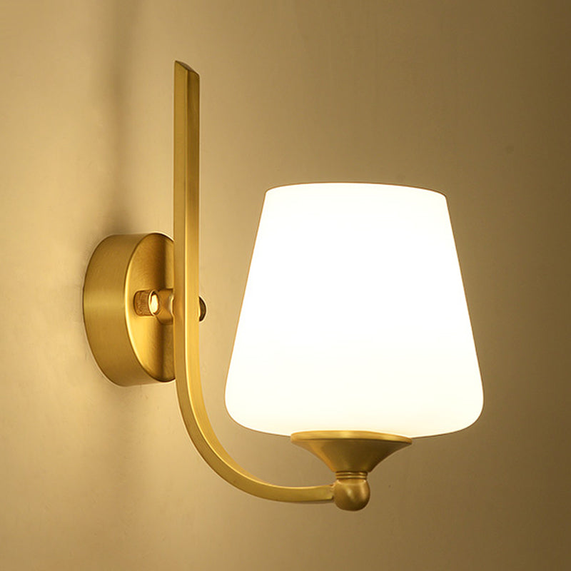 Frendorf | 1 Glühbirnen Wandleuchte mit konischem Schirm Milchglas Moderne stilvolle Schlafzimmer Wandlampe aus Messing