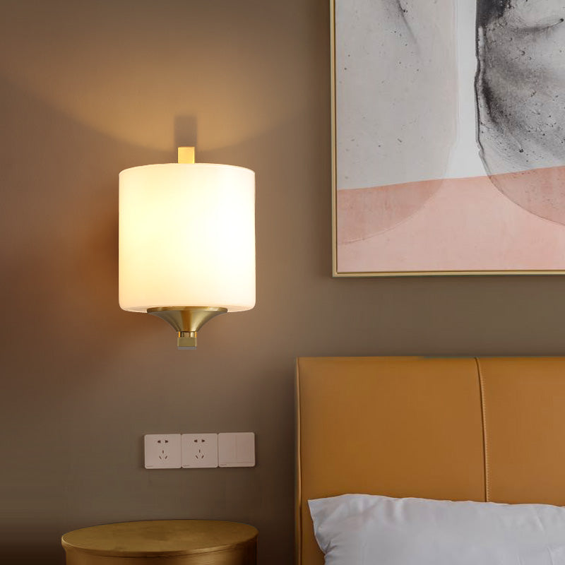 Frendorf | 1 Lichttrommel Schirm Wand Sconce Licht Modernismus Stil Weißes Glas Wandlampe in Messing für Schlafzimmer
