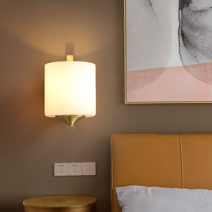 Frendorf | 1 Lichttrommel Schirm Wand Sconce Licht Modernismus Stil Weißes Glas Wandlampe in Messing für Schlafzimmer
