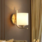 Frendorf | 1 Lichttrommel Schirm Wand Sconce Licht Modernismus Stil Weißes Glas Wandlampe in Messing für Schlafzimmer