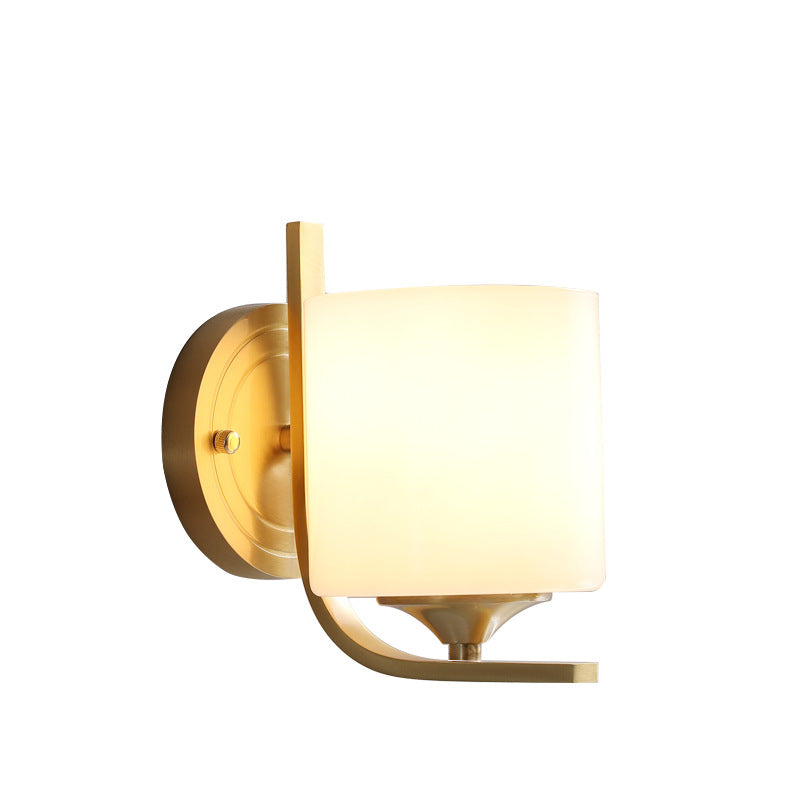Frendorf | 1 Lichttrommel Schirm Wand Sconce Licht Modernismus Stil Weißes Glas Wandlampe in Messing für Schlafzimmer