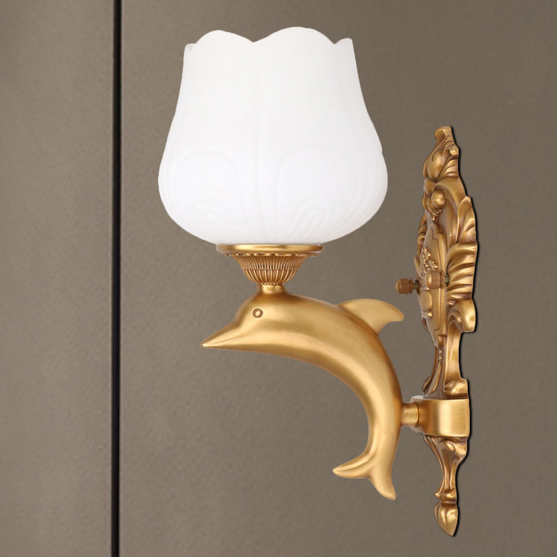 Frendorf | 1 Glühbirne Blüten Wandbeleuchtung Vintage Stil Weißes Glas Wandlicht mit goldenem Delfin Dekor