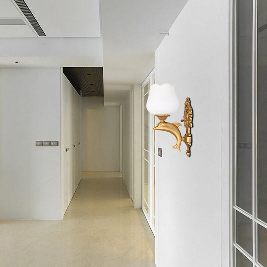 Frendorf | 1 Glühbirne Blüten Wandbeleuchtung Vintage Stil Weißes Glas Wandlicht mit goldenem Delfin Dekor