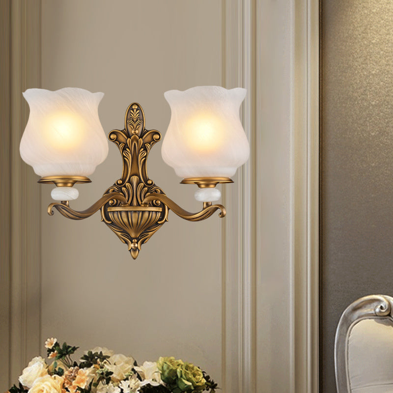 Frendorf | 1/2-Kopf Wandleuchte Beleuchtung Traditioneller Stil Blütenblatt Schirm Mattglas Wandmontierte Lampe in Messing