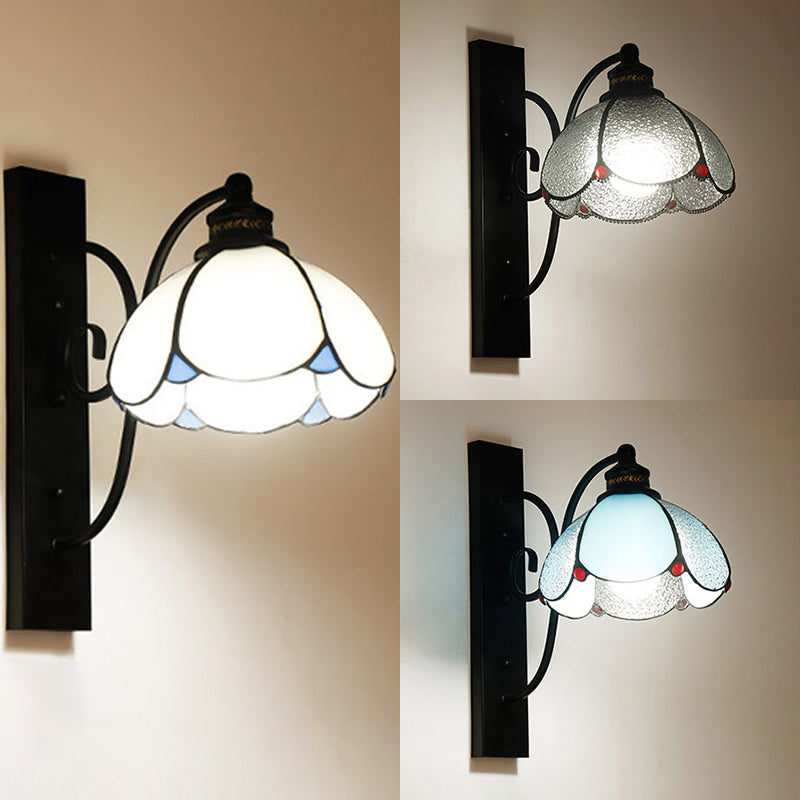 Frendorf | Tiffany Scalloped Wandmontage Licht met Rechthoekige Achterplaat Gevlekt Glas 3 Lichten Wandverlichting in Wit/Transparant/Blauw