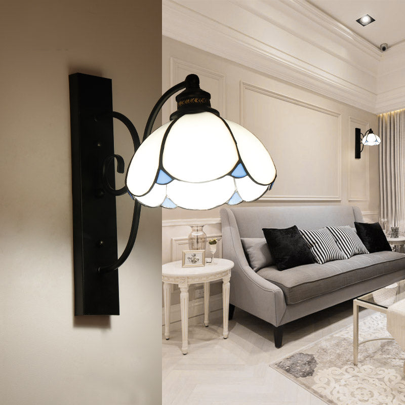 Frendorf | Tiffany Scalloped Wandmontage Licht met Rechthoekige Achterplaat Gevlekt Glas 3 Lichten Wandverlichting in Wit/Transparant/Blauw