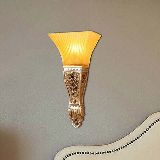 Frendorf | 1 Wandleuchte Modern Stil Ausladender Schirm Gelbes Glas und Harz Wandmontage Licht in Gold/Weiß