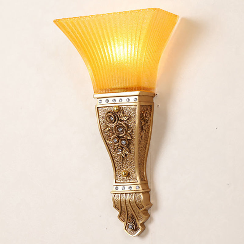 Frendorf | 1 Wandleuchte Modern Stil Ausladender Schirm Gelbes Glas und Harz Wandmontage Licht in Gold/Weiß