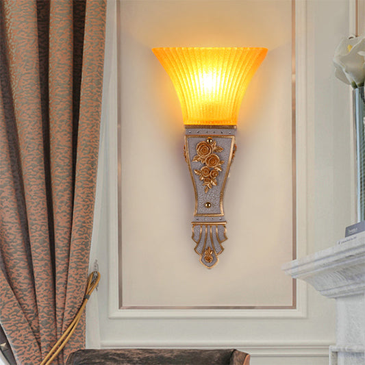 Frendorf | 1 Wandleuchte Modern Stil Ausladender Schirm Gelbes Glas und Harz Wandmontage Licht in Gold/Weiß