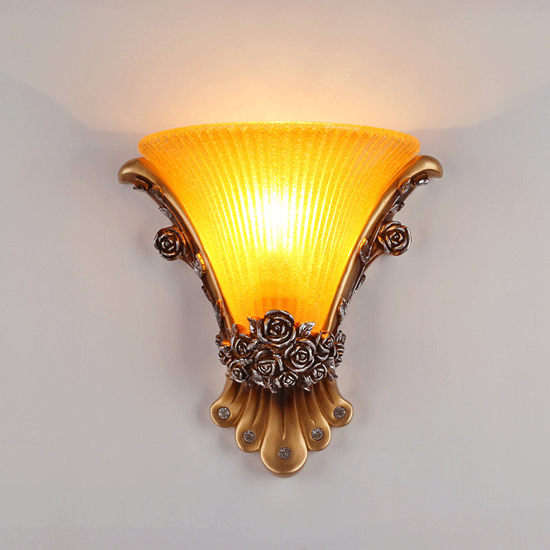 1 Licht Wandlampe mit ausgestelltem Schirm Gelbes Glas Modernistischer Stil Schlafzimmer Wandlicht Wandgarderobe mit Rosen-Dekor