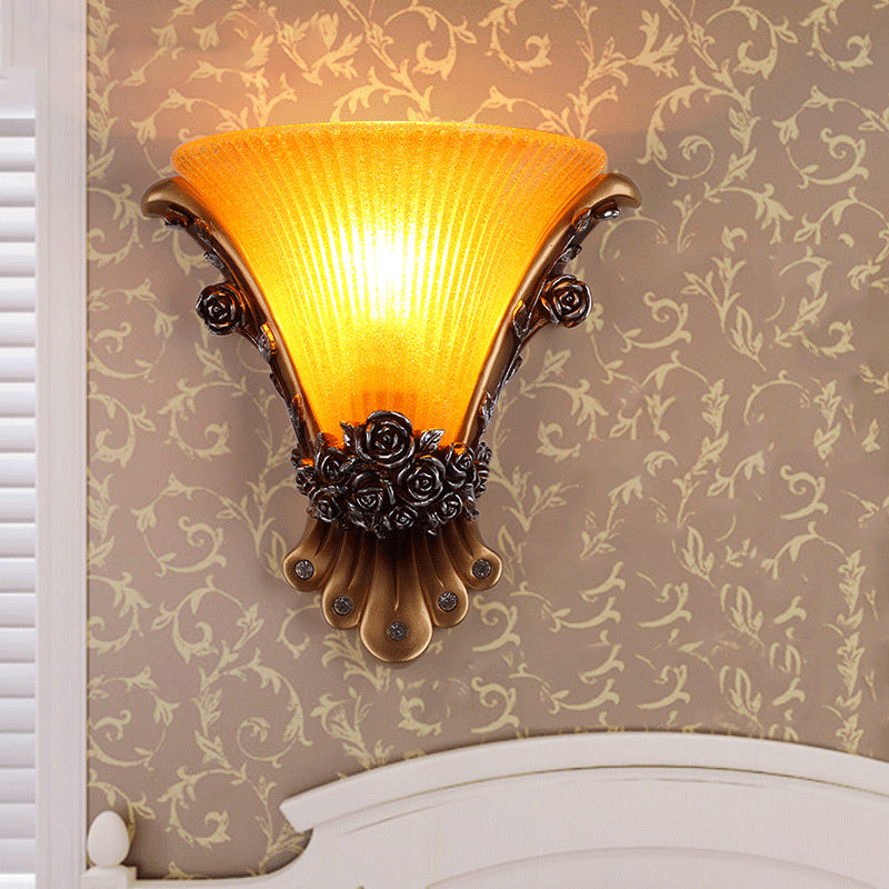 1 Licht Wandlampe mit ausgestelltem Schirm Gelbes Glas Modernistischer Stil Schlafzimmer Wandlicht Wandgarderobe mit Rosen-Dekor