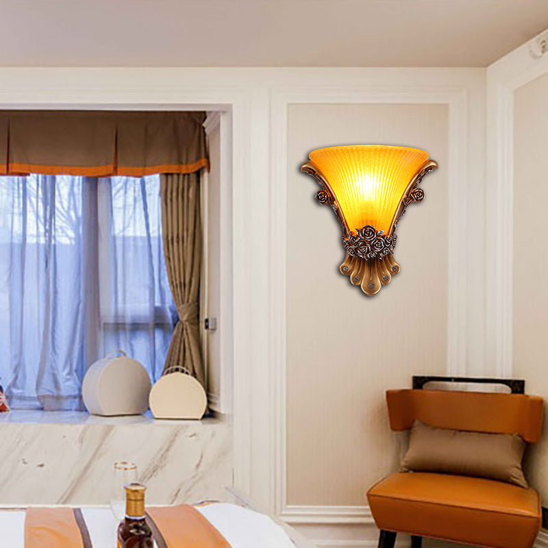 1 Licht Wandlampe mit ausgestelltem Schirm Gelbes Glas Modernistischer Stil Schlafzimmer Wandlicht Wandgarderobe mit Rosen-Dekor