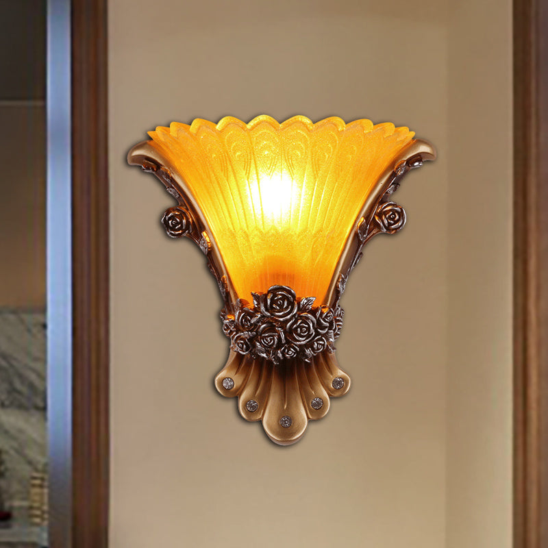 1 Licht Wandlampe mit ausgestelltem Schirm Gelbes Glas Modernistischer Stil Schlafzimmer Wandlicht Wandgarderobe mit Rosen-Dekor